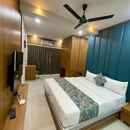 Hotel Royal Elite Rajkot Bagian luar foto