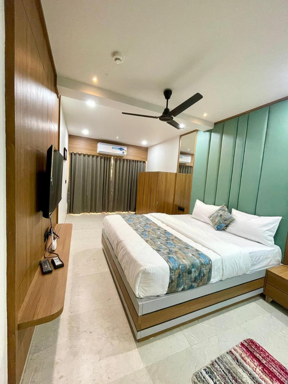 Hotel Royal Elite Rajkot Bagian luar foto