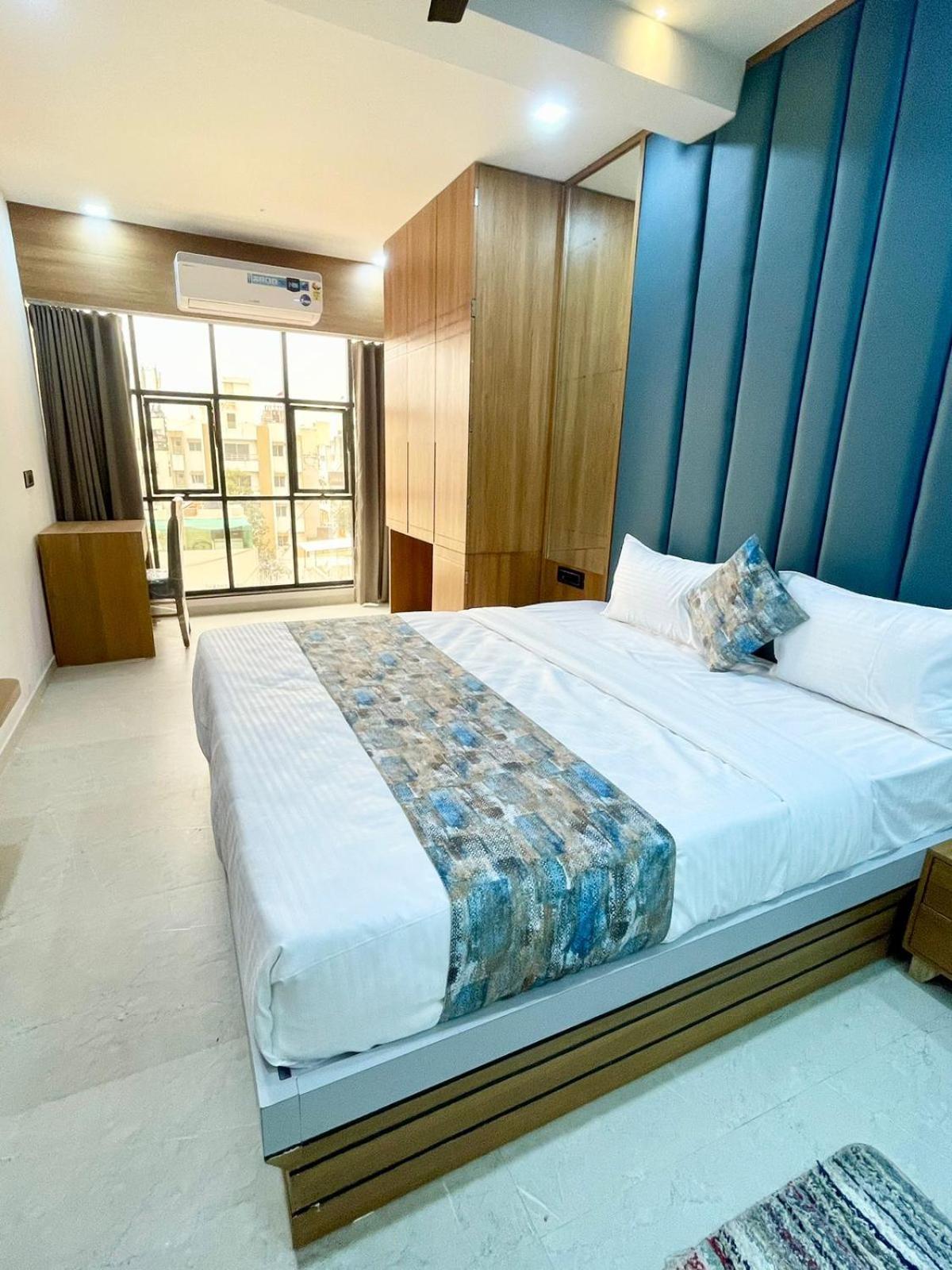 Hotel Royal Elite Rajkot Bagian luar foto