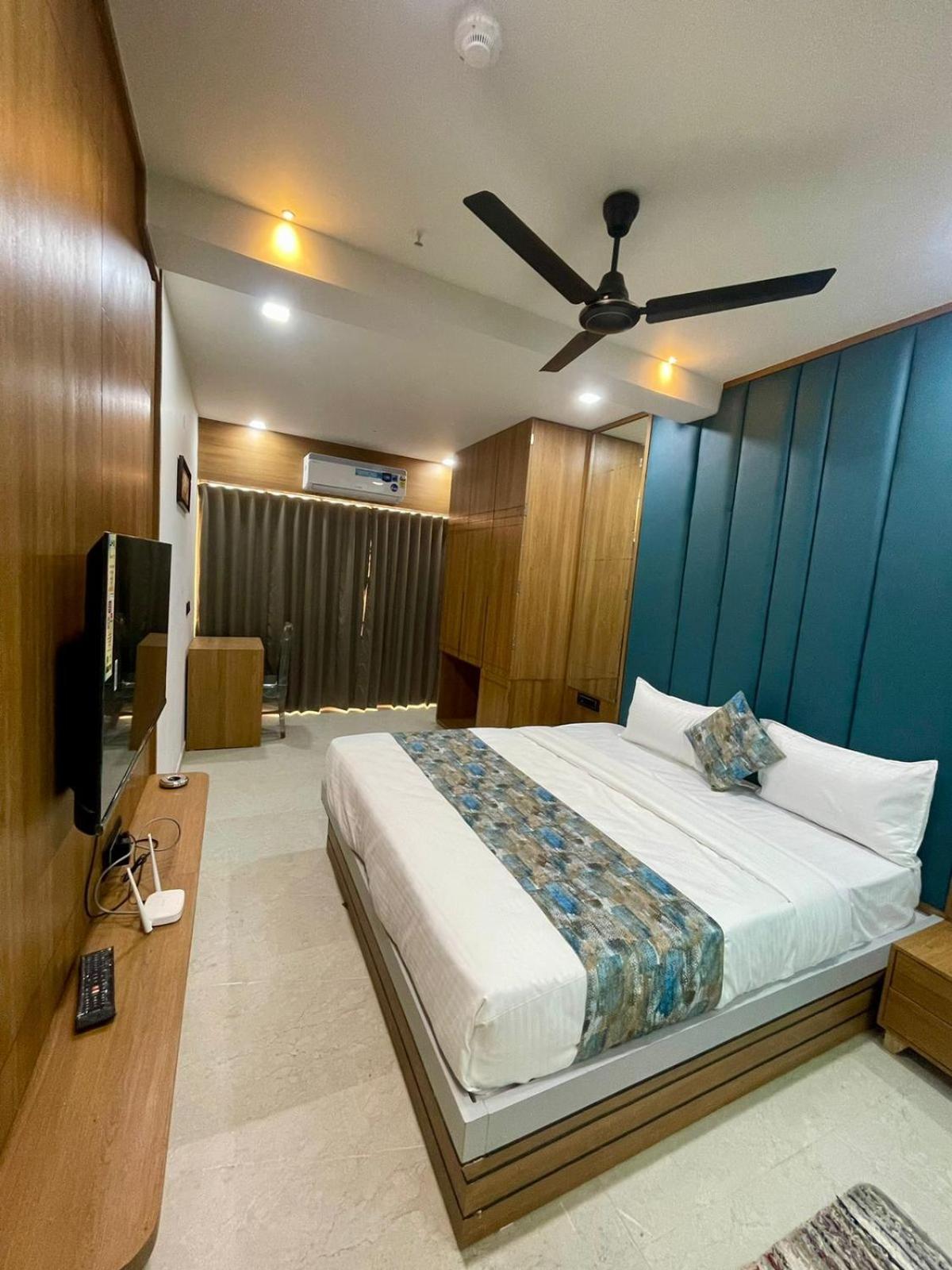 Hotel Royal Elite Rajkot Bagian luar foto