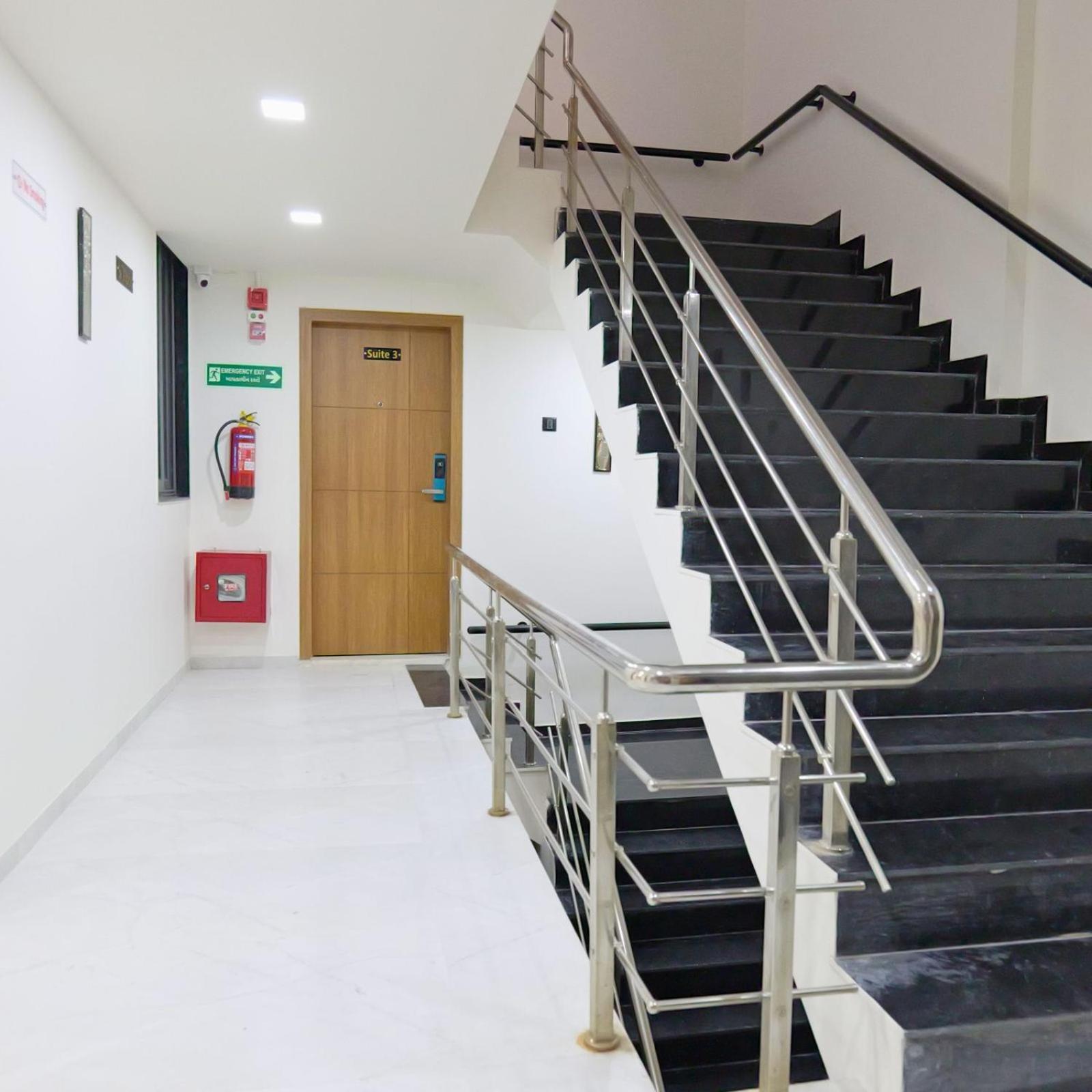 Hotel Royal Elite Rajkot Bagian luar foto